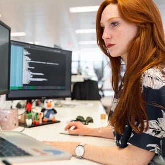 woman-coding-on-computer-3861958